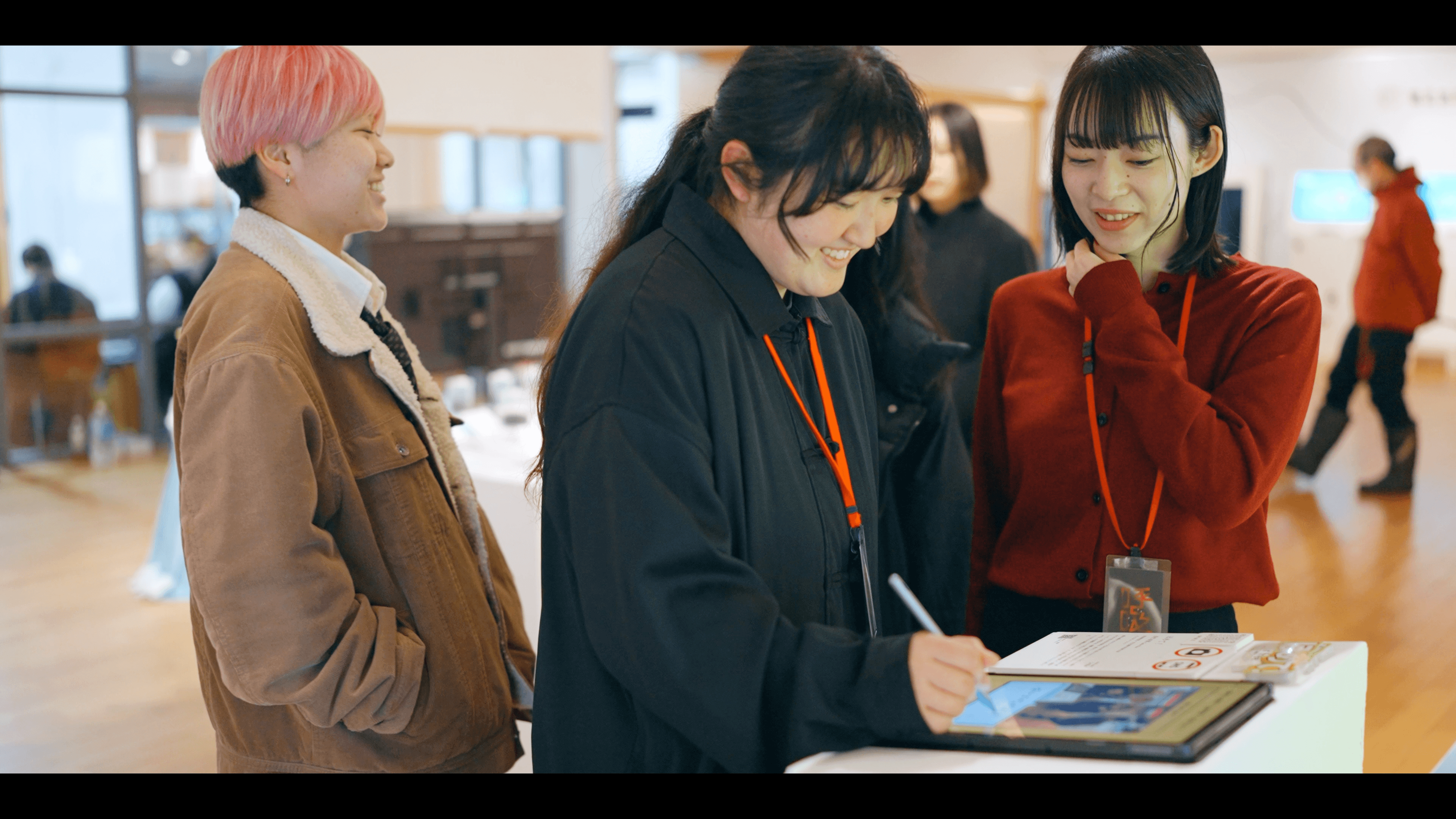 来場者がタブレットでコメントを入力している様子